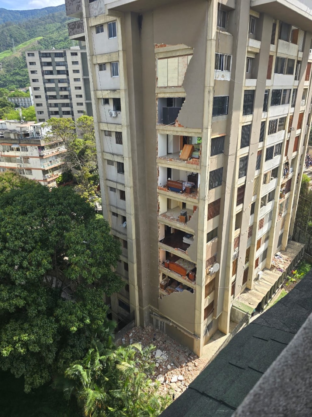 Edificio residencial dañado por el terremoto