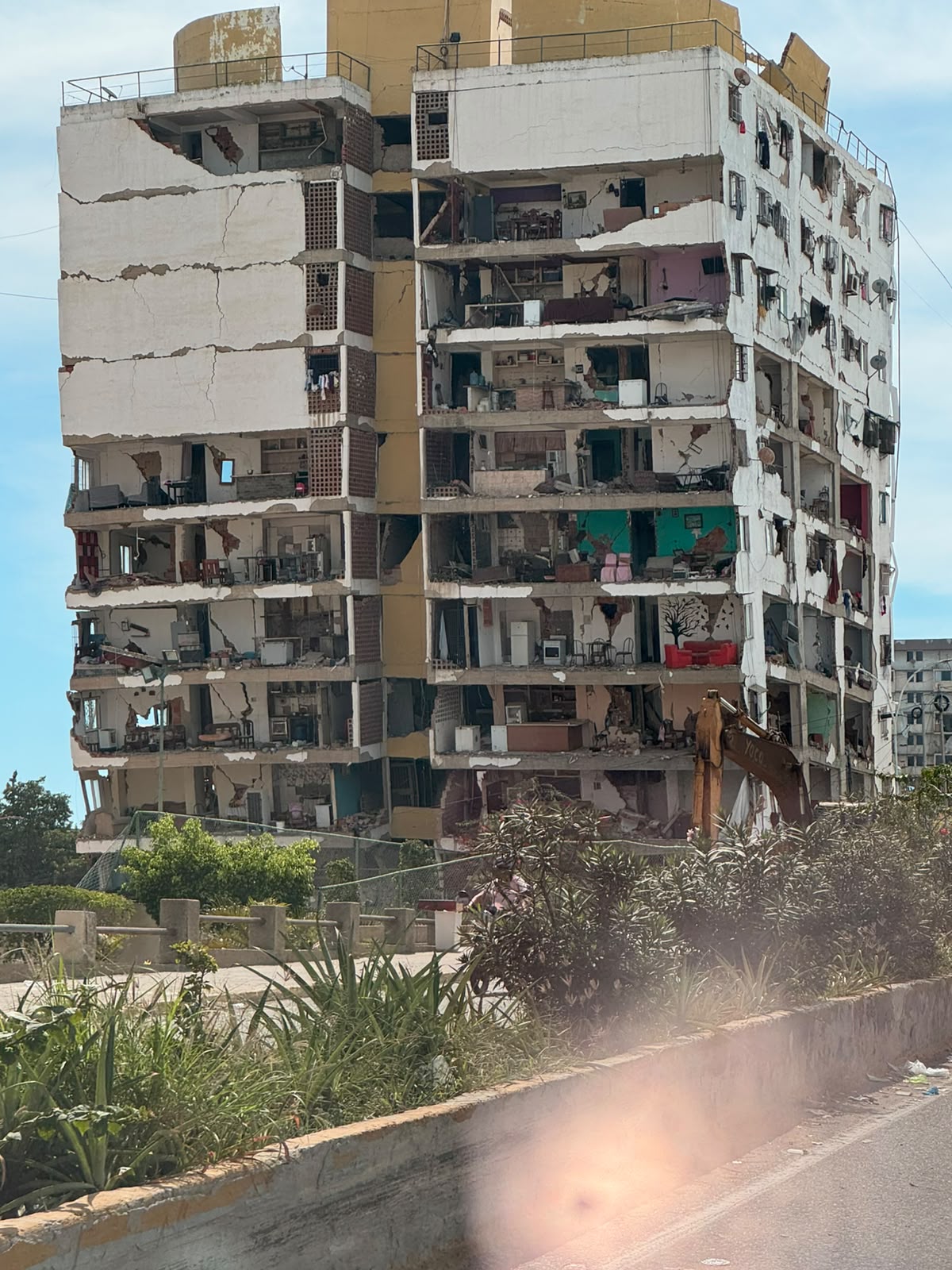 Edificio residencial con secciones derrumbadas e interiores expuestos
