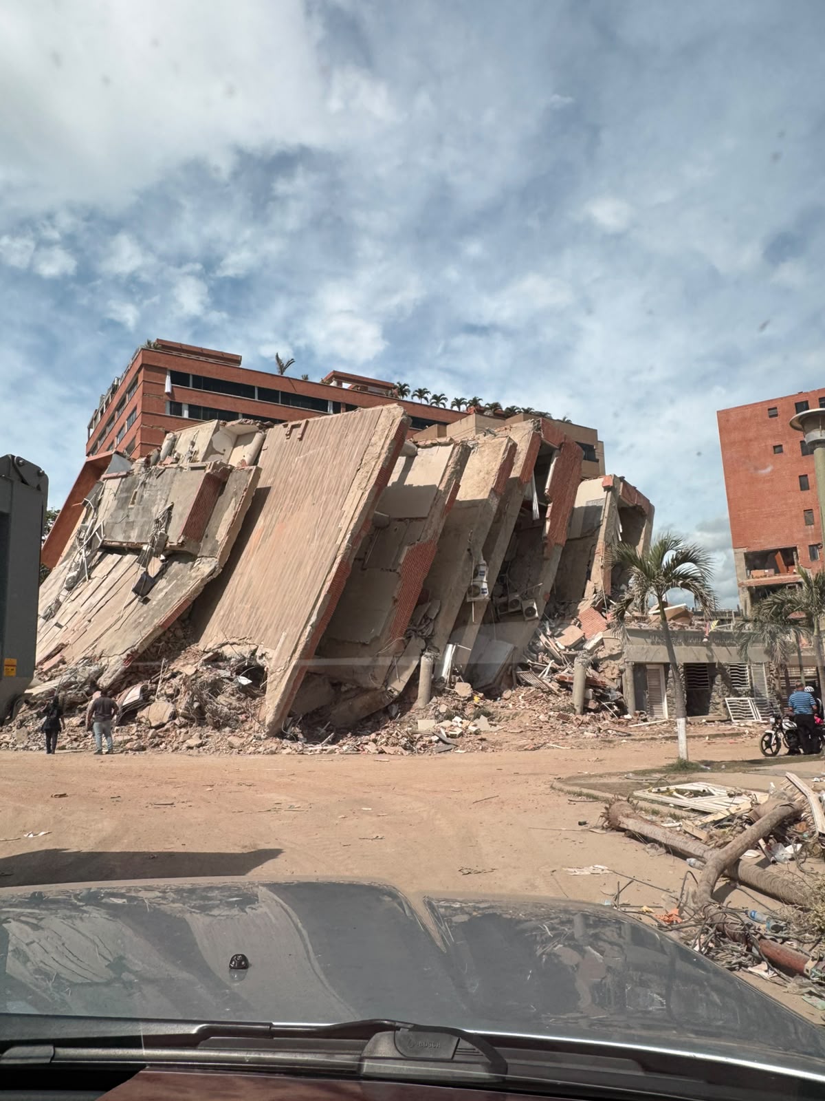 Edificio de apartamentos colapsado por completo sobre la calle