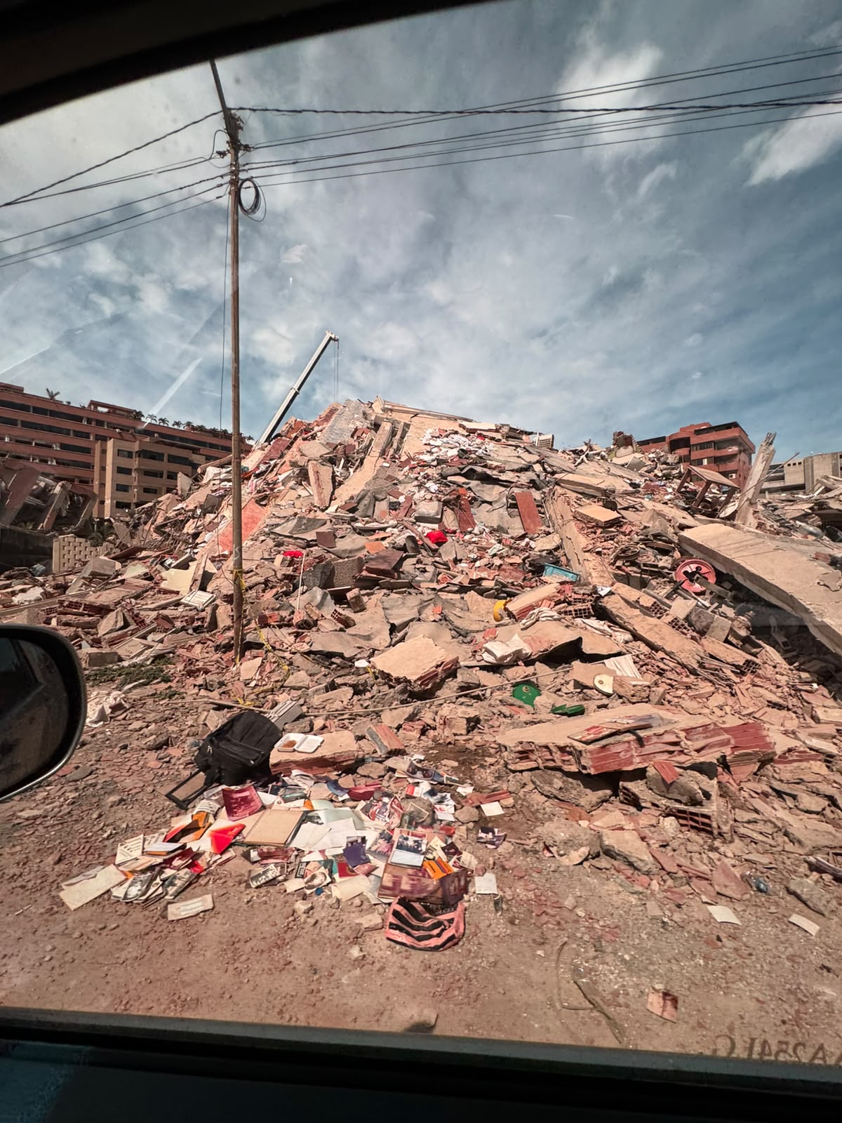 Montaña de escombros de un edificio colapsado; pertenencias de las familias entre los restos